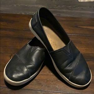 Toms slip on tennis shoes